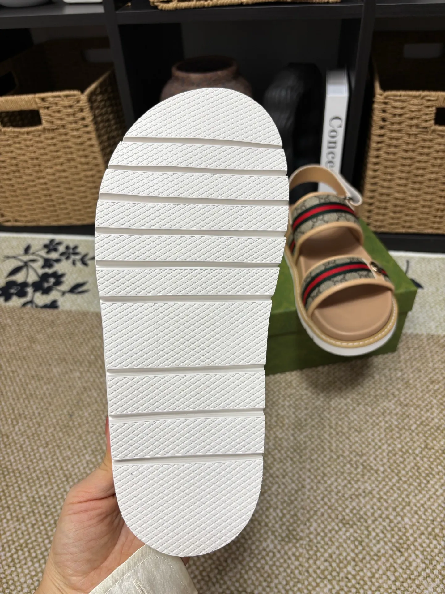 Factory 💰 300 yuan Gucci slippers] high-end men's shoes brand official website 1:1 latest masterpiece: original mold customization, the fabric is made of imported original materials, upgraded outsole, lighter and non-slip. The market's top quality, simple yet tasteful, a must-have for fashionistas, fashionable at your feet, full of confidence, the same style at the counter 👍The season of summer slippers is here. Code: 38-45 (45 customized)